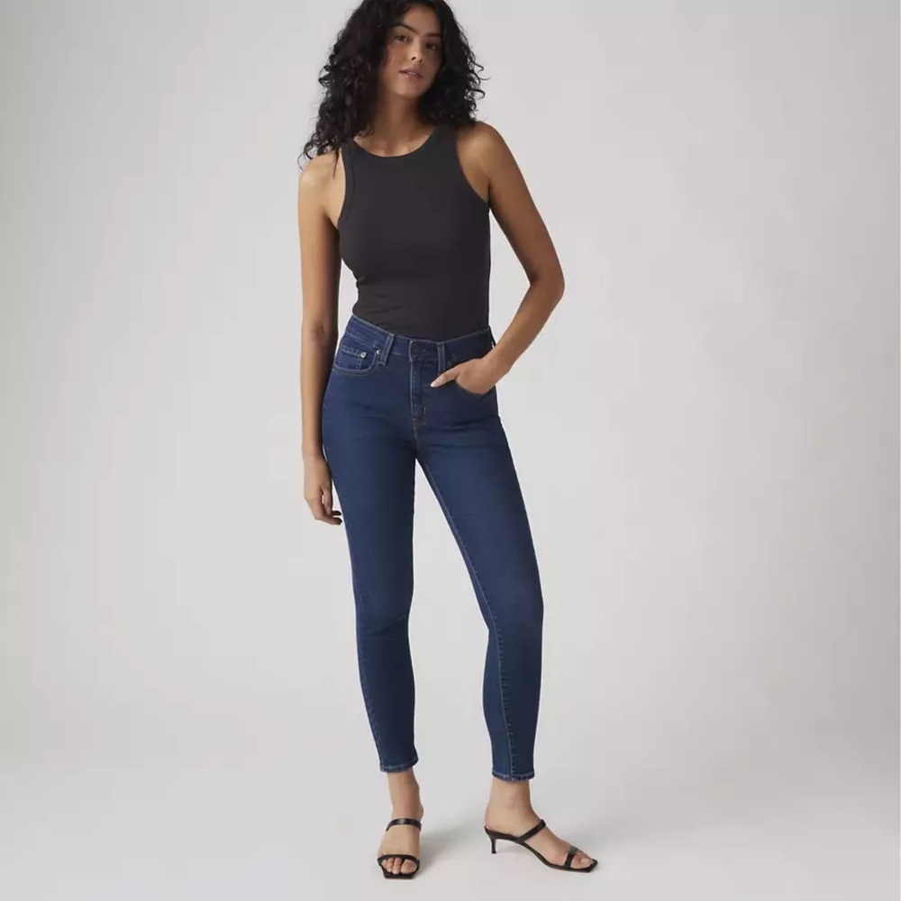 Women’s Levi’s 721 High Rise Skinny Jeans Dark Wash. Size 27